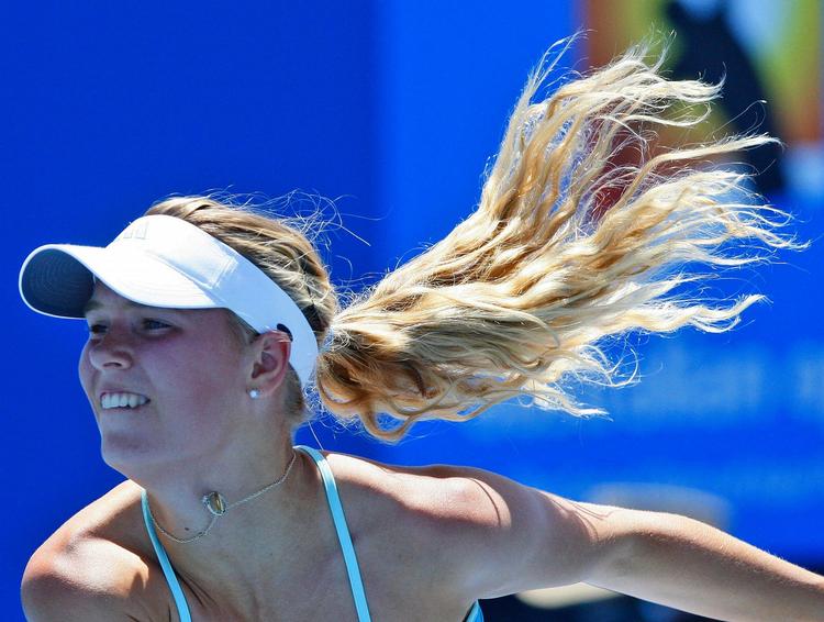 Caroline Wozniacki må vente til i morgen, før hun kan spille sidste sæt i kampen ved French Open. 