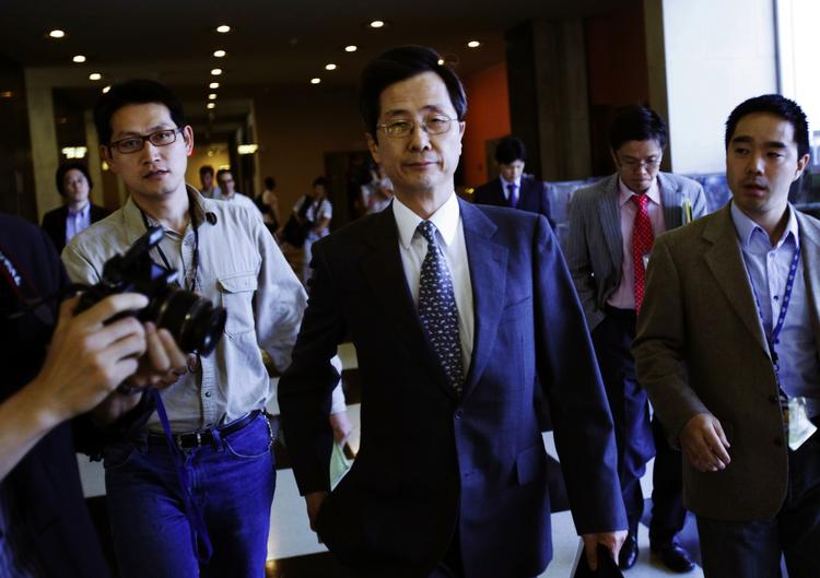 Syrkoreas FN-ambassadør Park In-kook forlader FN-bygningen i New York, hvor FN's Sikkerhedsråd her til aften fordømte Nordkoreas atomprøvesprængning. 