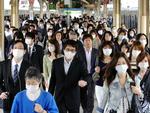 Svineinfluenzaen har fået folk verden over til at gå med masker. Her er vi på en station i den japanske by Kobe. 