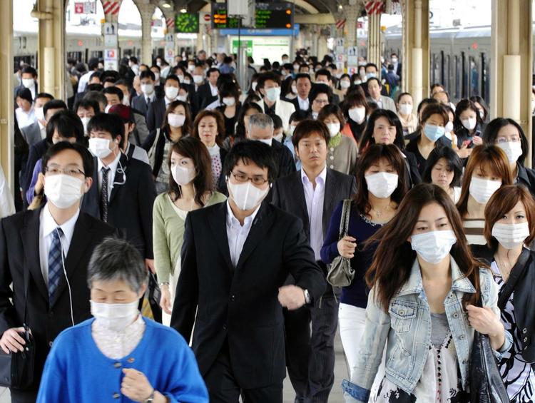 Svineinfluenzaen har fået folk verden over til at gå med masker. Her er vi på en station i den japanske by Kobe. 