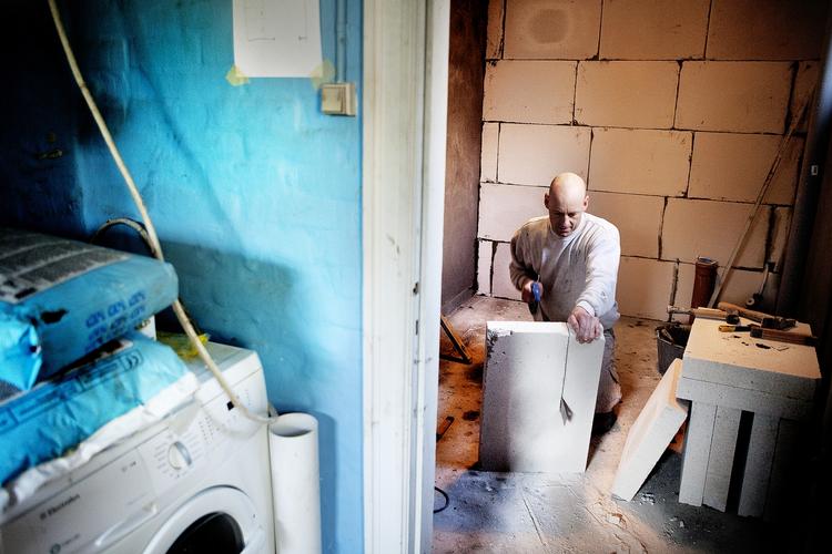 Murermester Tommy Petersen og hans kolleger kan måske se frem til en travl tid. Erhvervs- og Byggestyrelsen har i hvert fald lukket for renoveringspuljen. Arkivfoto. 