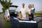 Familier kan have brug for store biler. Her familien Larsen med sin Skoda. Arkiv 