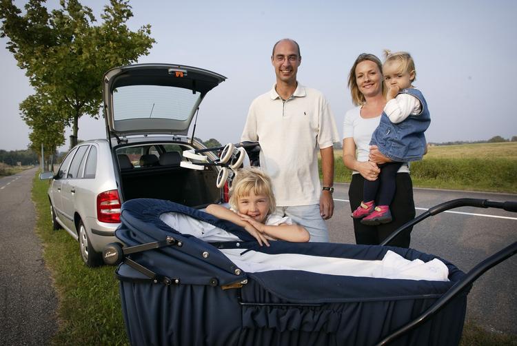 Familier kan have brug for store biler. Her familien Larsen med sin Skoda. Arkiv 