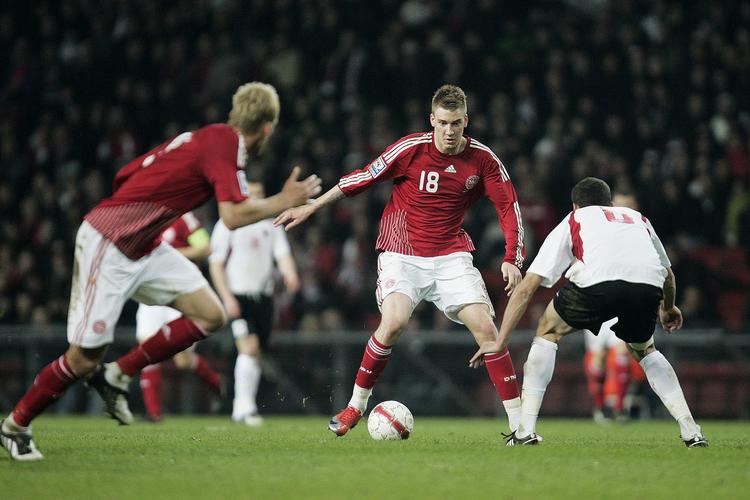 Nicklas Bendtner (midt) fik vendt sæsonen i foråret med en række gode præstationer. Blandt andet i den danske landsholdsdragt. Arkivfoto. 