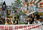 Sydkoreanere protesterer mod de nordkoreanske affyringer. 