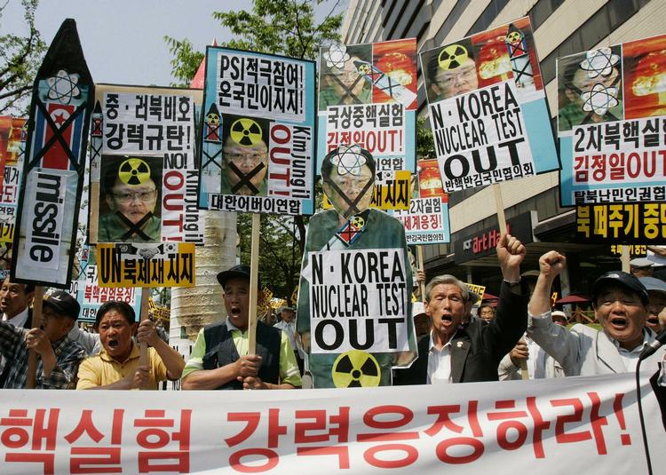 Sydkoreanere protesterer mod de nordkoreanske affyringer. 