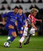 Cristiano Ronaldo i nærkamp med AaB's Martin Pedersen i opgøret i Aalborg 30. september. 