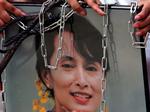 Myanmars ledende oppositionsskikkelse Aung San Suu Kyi skal forsvare sig i retten i dag. 
