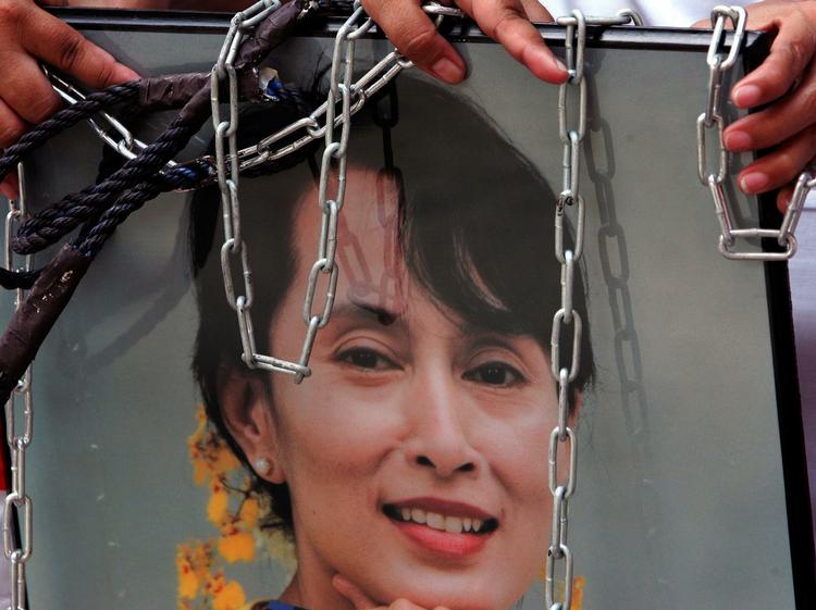 Myanmars ledende oppositionsskikkelse Aung San Suu Kyi skal forsvare sig i retten i dag. 