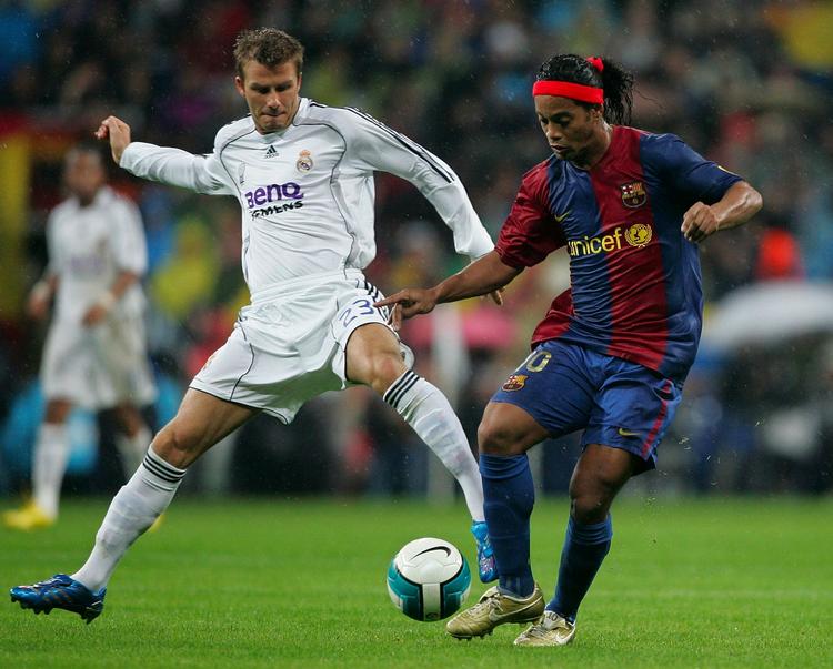 David Beckham (tv) og Ronaldinho har tidligere optrådt på hvert deres hold i duellerne mellem Real Madrid og Barcelona. Arkivfoto. 