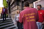 Christianitter uden for landsretten ved domsafsigelsen. 