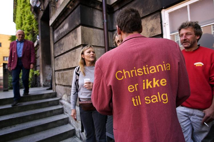 Christianitter uden for landsretten ved domsafsigelsen. 