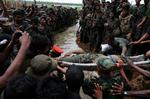 Srilankanske regeringsstyrker fremviser liget af Prabhakaran. Nogle medlemmer af De Tamilske Tigre afviser fortsat, at det er ham. 