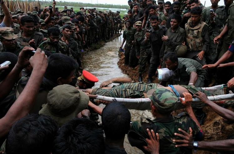 Srilankanske regeringsstyrker fremviser liget af Prabhakaran. Nogle medlemmer af De Tamilske Tigre afviser fortsat, at det er ham. 