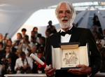 Michael Haneke med det synlige bevis på, at han - ifølge juyryen - havde lavet den bedste film på den netop overståede festival i Cannes. Arkivfoto. 