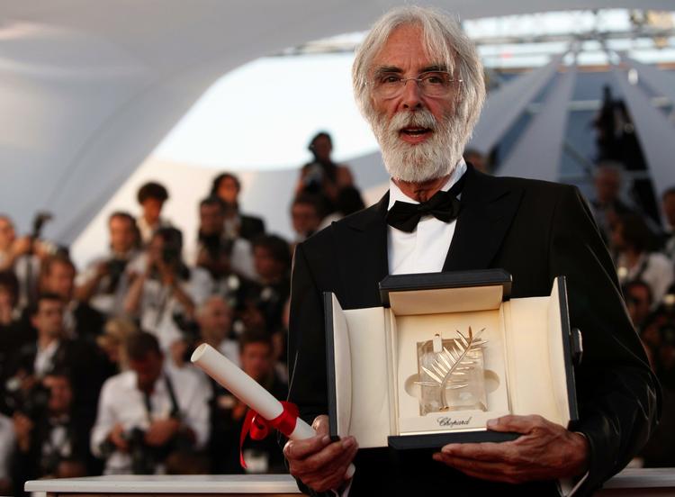 Michael Haneke med det synlige bevis på, at han - ifølge juyryen - havde lavet den bedste film på den netop overståede festival i Cannes. Arkivfoto. 