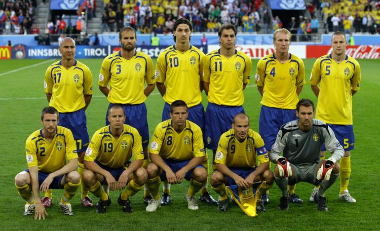 Sverige mangler kun to af de elleve spillere, der udgjorde startopstillingen mod Rusland under EM-slutrunden sidste år, Frederik Stoor og Fredrik Ljungberg. Holdet mod Rusland var bagest fra venstre Henrik Larsson, Olof Mellberg, Zlatan Ibrahimovic, Johan Elmander, Petter Hansson og Fredrik Stoor, forrest fra venstre Mikael Nilsson, Daniel Andersson, Anders Svensson, Fredrik Ljungberg og Andreas Isaksson. Arkivfoto. 