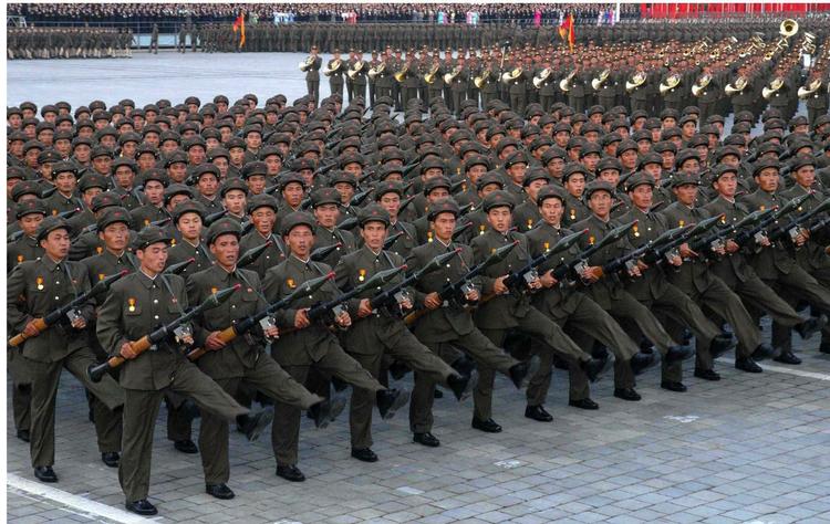 Ved en militærparade sidste år fejrede den nordkoreanske hær landets 60 års fødselsdag. 