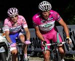 Danilo Di Luca er her foran Denis Mentjov, men i den samlede stilling er det lige omvendt, og meget skal gå galt, hvis ikke russeren på søndag hyldes som vinder af Giro d’Italia.  Arkivfoto: Alessandro  Trovati/AP 
