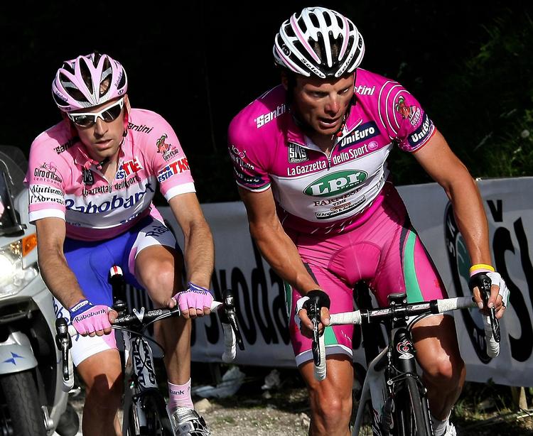 Danilo Di Luca er her foran Denis Mentjov, men i den samlede stilling er det lige omvendt, og meget skal gå galt, hvis ikke russeren på søndag hyldes som vinder af Giro d’Italia.  Arkivfoto: Alessandro  Trovati/AP 