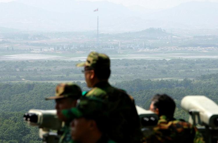 Sydkoreanske soldater holder udkig med nordkoreanerne fra deres post i den demilitariserede zone mellem de to lande. 