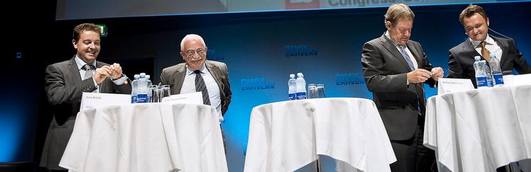 Den socialdemokratiske spidskandidat, Dan Jørgensen (th.), er betragteligt yngre end sin forgænger, Poul Nyrup Rasmussen. Her ses de med V-kandidaten, Jens Rohde, og tidligere udenrigsminister, Uffe Ellemann-Jensen. Foto: Claus Bjørn Larsen 