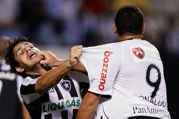 En frustreret Ronaldo (med ryggen til) niver modspilleren Fahel i kinden, mens Botafogo-spilleren forsøger at værge for sig under kampen 17. maj i Rio de Janeiro. Arkivfoto. 