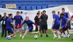 23-årige Wayne Rooney under gårsdagens træning i Rom, hvor han måtte trække i et par gamle fodboldstøvler, fordi de nye var stjålet. 