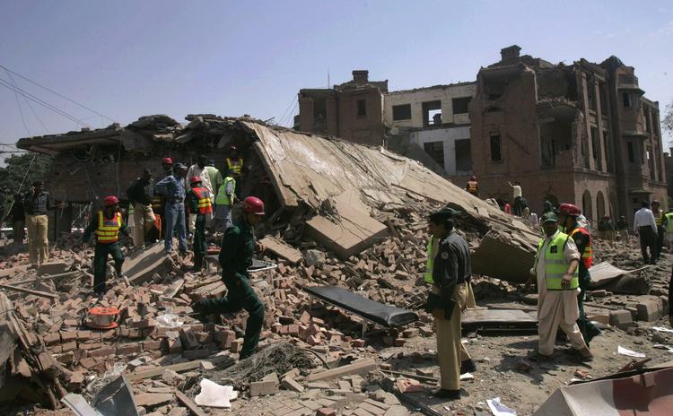 Redningsarbejdere leder fortsat efter kvæstede, efter to selvmordsbombere forårsagede omfattende ødelæggelser på en politistation i Pakistans andenstørste by, Lahore. 