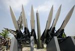 Gammelt nordkoreansk Scud-B-missil - det grønne i midten - peger mod himlen. Her er der dog tale om en udgave på et krigsmuseum i Sydkoreas hovedstad Seoul. 