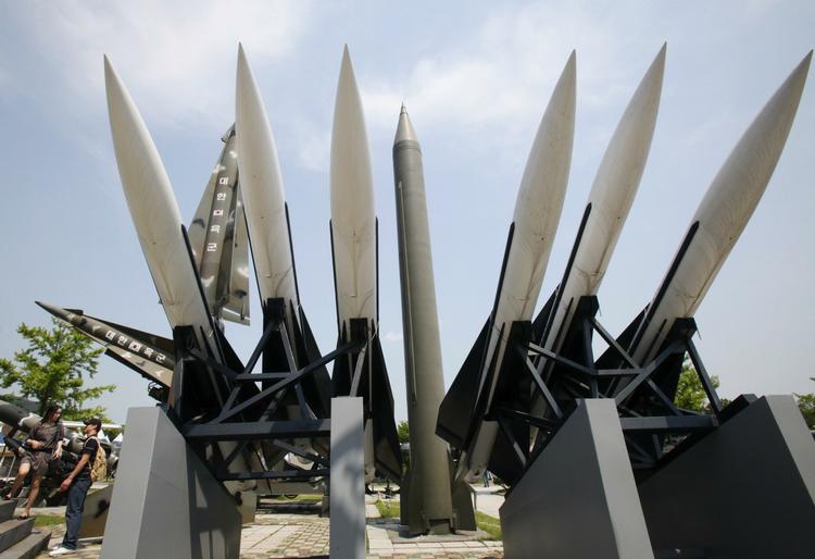 Gammelt nordkoreansk Scud-B-missil - det grønne i midten - peger mod himlen. Her er der dog tale om en udgave på et krigsmuseum i Sydkoreas hovedstad Seoul. 