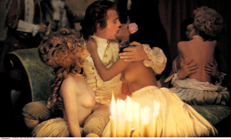 Bag kalvekrøs og krinolinekjole er der gang i mindre noble ting. Billedet her er fra 'Barry Lyndon' i Stanley Kubricks filmatisering fra 1970'erne med Ryan O'Neal i hovedrollen. Foto: Cinetext Bildarchiv 
