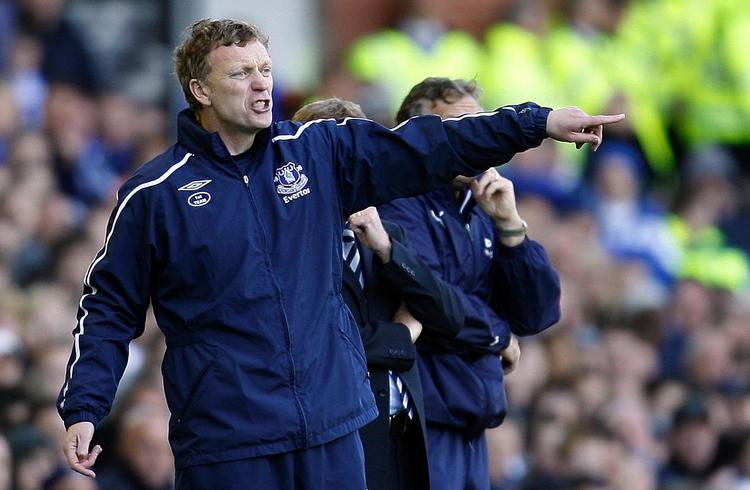 Evertontræner David Moyes på sidelinjen i træningstøj  under en kamp mod Tottenham 9. maj. Arkivfoto. 