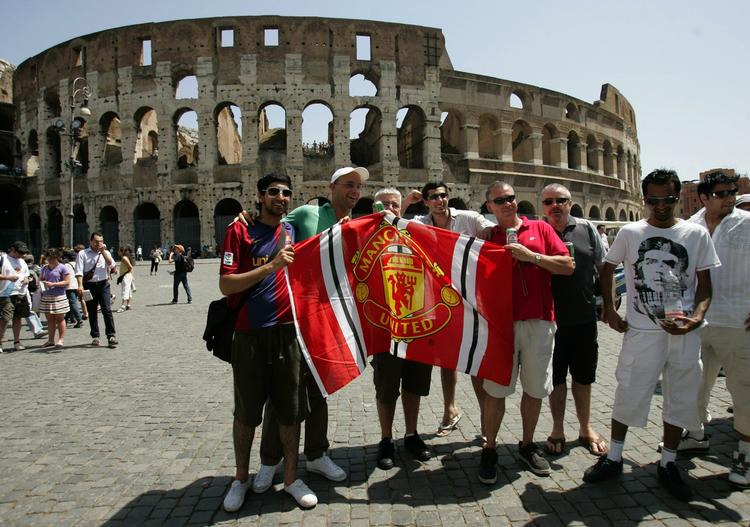 Barcelona- og Manchester United-tilhængere får taget fotos i Roms centrum ved Colosseum. 