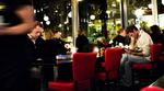 Gæsterne kan  kigge ud, de forbipasserende kan kigge ind, men vor anmelder kiggede mest af alt efter lidt større harmoni mellem kvalitet  og pris på Kafé  Kapers. 