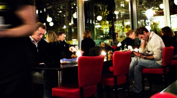 Gæsterne kan  kigge ud, de forbipasserende kan kigge ind, men vor anmelder kiggede mest af alt efter lidt større harmoni mellem kvalitet  og pris på Kafé  Kapers. 