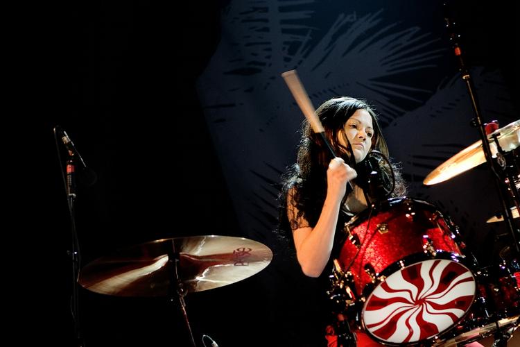Nogle White Stripes-fans er stadig overbevist om, at Jack og Meg White er søskende, selv om der er dokumentation for, at de var gift 1996-2000. Her foto fra White Stripes-koncerten i Lokomotivværkstedet i København fra 2005. 