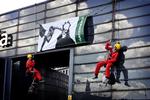 Adrætte Greenpeace-aktivister indtog i dag busterminalen på Københavns Rådhusplads. 
