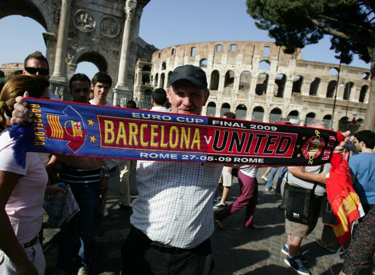 Tusinder af fodboldfans befolker Roms gader op til aftenens store finale mellem Manchester United og Barcelona. 