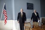 Den demokratiske politiker Steny Hoyer besøger Christiansborg. Her er han på vej til at signere gæstebogen. 