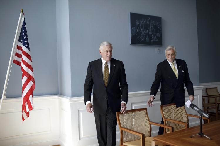 Den demokratiske politiker Steny Hoyer besøger Christiansborg. Her er han på vej til at signere gæstebogen. 