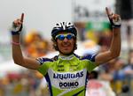 Franco Pellizotti krydser målstregen som vinder af 17. etape i Giro d'Italia. 