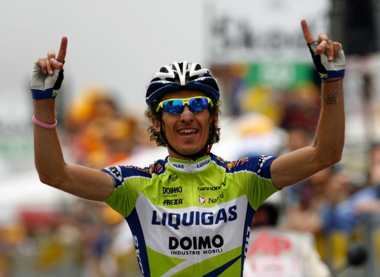 Franco Pellizotti krydser målstregen som vinder af 17. etape i Giro d'Italia. 