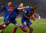 Samuel Eto'o jubler med Andres Iniesta på ryggen efter at have bragt Barcelona foran 1-0 i Champions League-finalen mod Manchester United. 