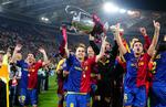 Andres Iniesta løfter den store pokal som bevis på triumfen i Champions League. 