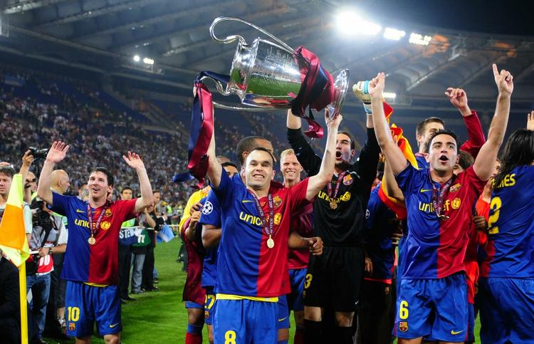 Andres Iniesta løfter den store pokal som bevis på triumfen i Champions League. 