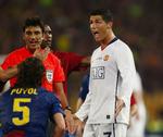 Cristiano Ronaldo forklarer sig på teatralsk manér, efter et frispark begået mod Carles Puyol. 