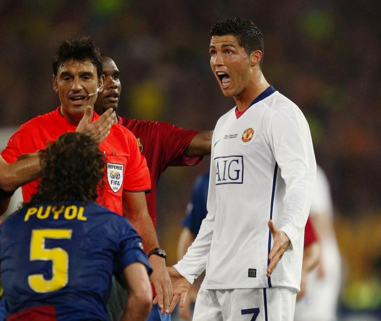 Cristiano Ronaldo forklarer sig på teatralsk manér, efter et frispark begået mod Carles Puyol. 