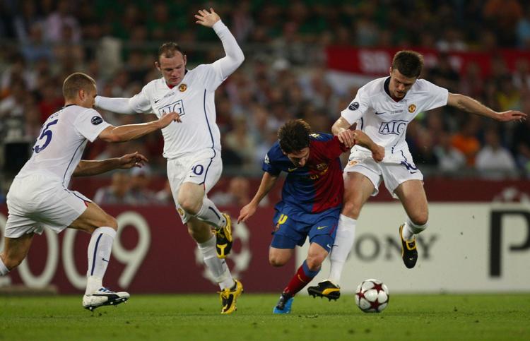 United-spillerne forsøgte at få bolden fra barcaerne, men ofte uden held. Her er Barcelonas Messi oppe mod Manchesters Carrick og Rooney. 