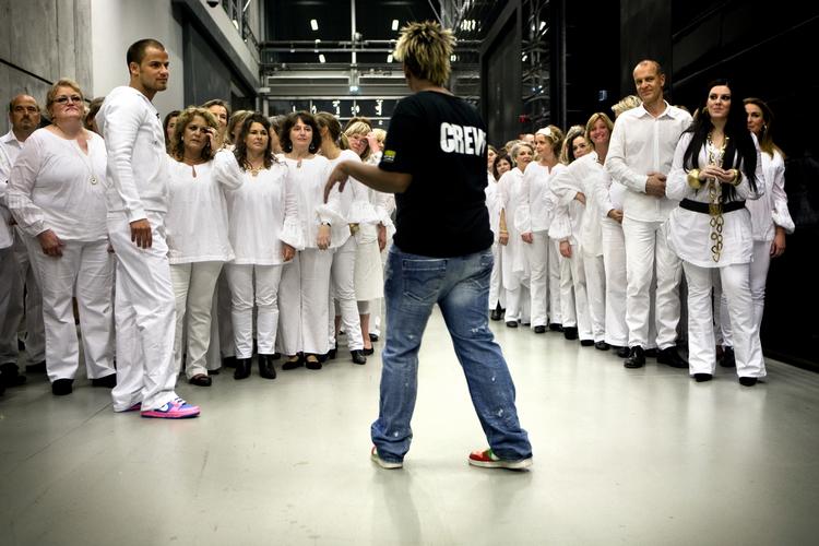 Deltagerne Gentofte Gospelkor får information i showets pause i forbindelse med sidste års talentshow. 